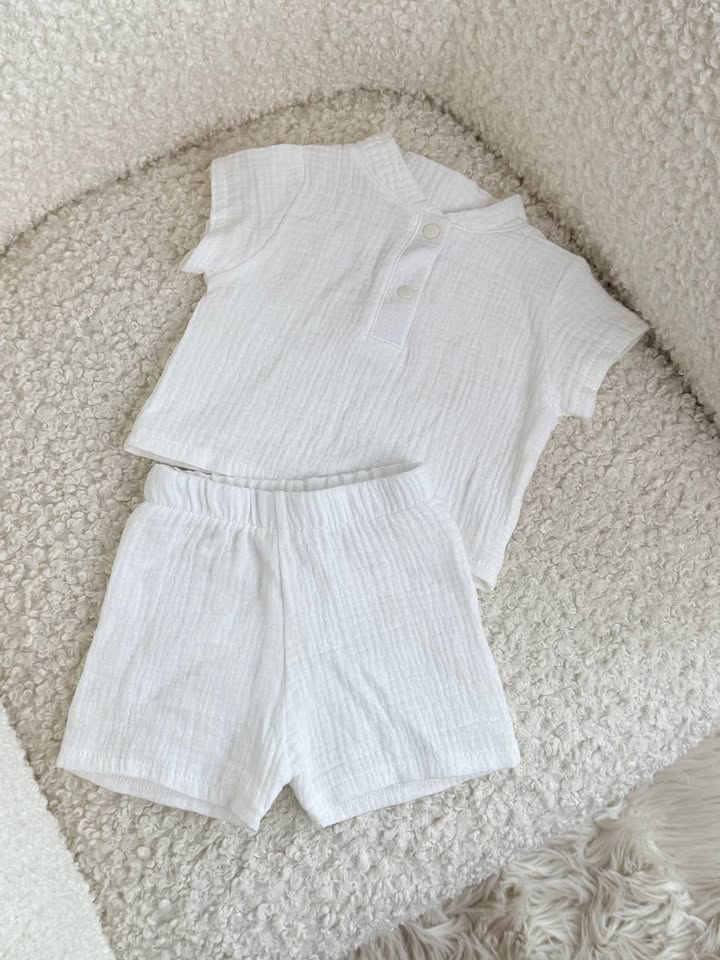 Completo bambino Alex bianco - maglietta con bottoni e pantaloncini in cotone