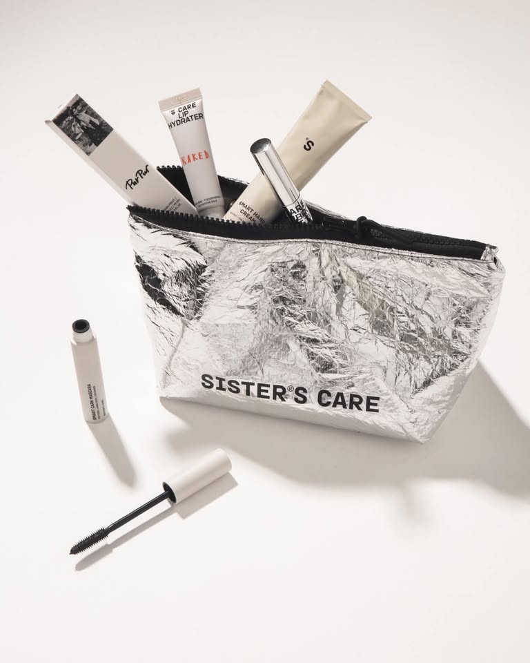 Cosmetic Bag Black – aperta con cosmetici