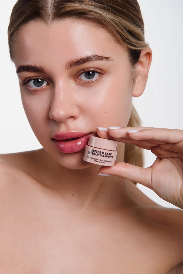 Modella con Lip Balm Maximizer applicato sulle labbra