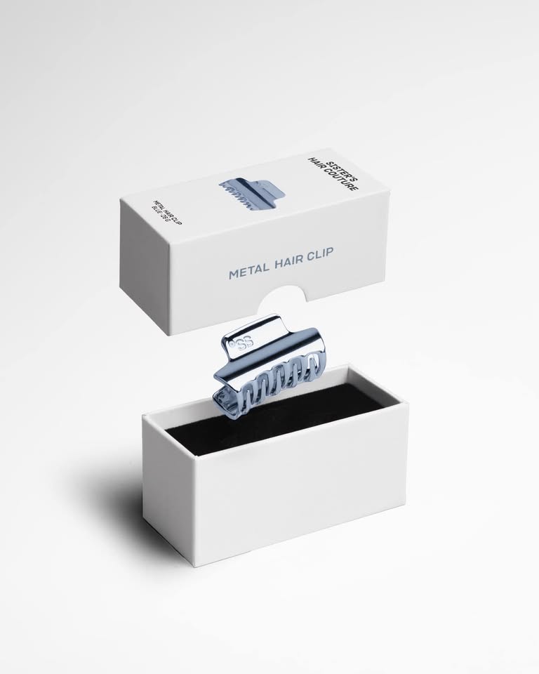 Metal Hair Clip Blue – fermaglio metallico blu nella sua confezione bianca