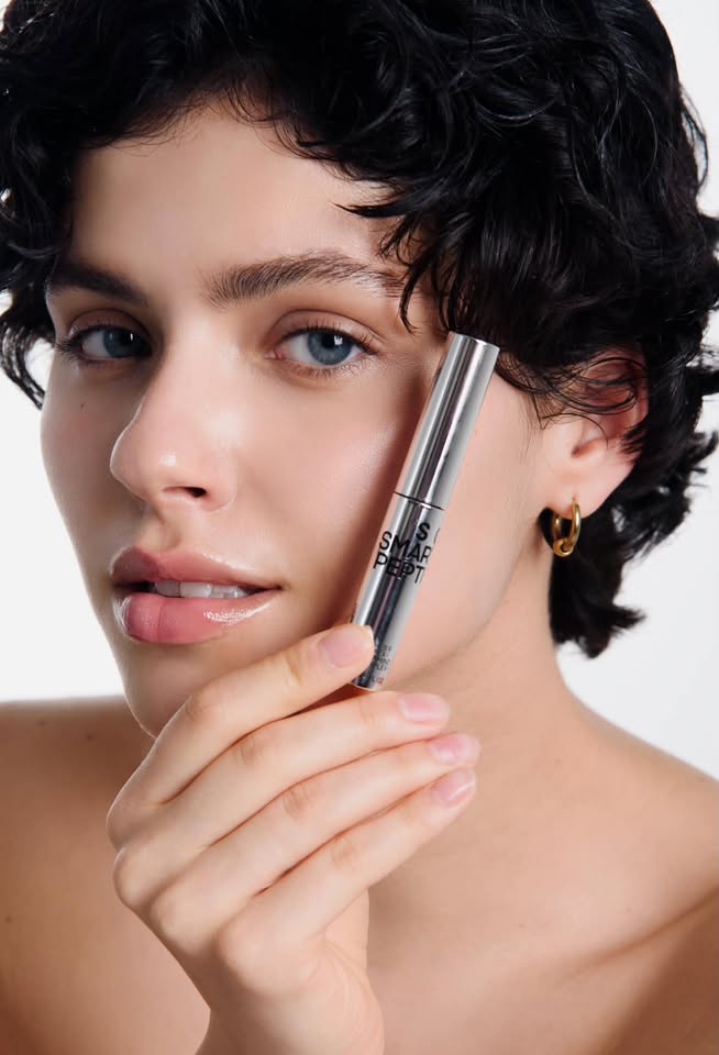 Smart Brow Peptide Tint - modella