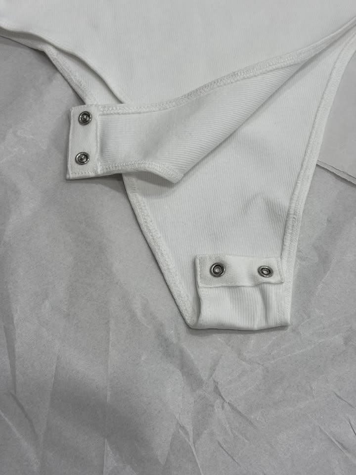Dettaglio dei bottoni a pressione del Body Pearl bianco