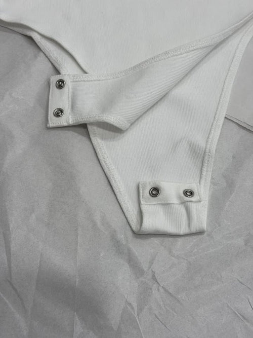 Dettaglio dei bottoni a pressione del Body Pearl bianco