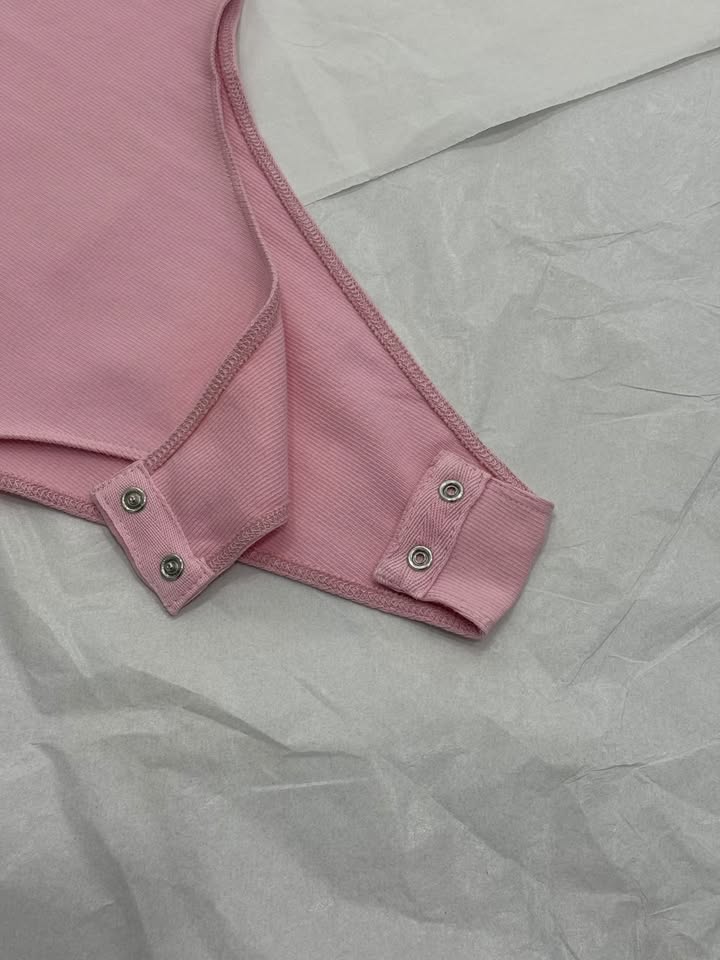 Dettaglio della chiusura a pressione del Body Pink rosa