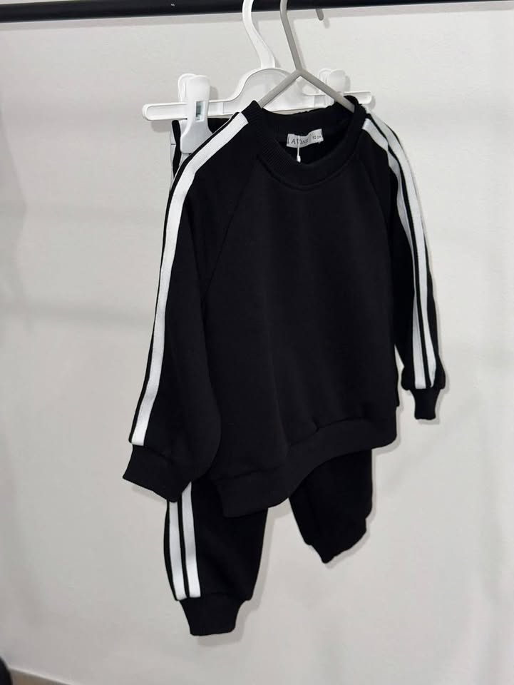 Set felpa e jogger nero con bande bianche